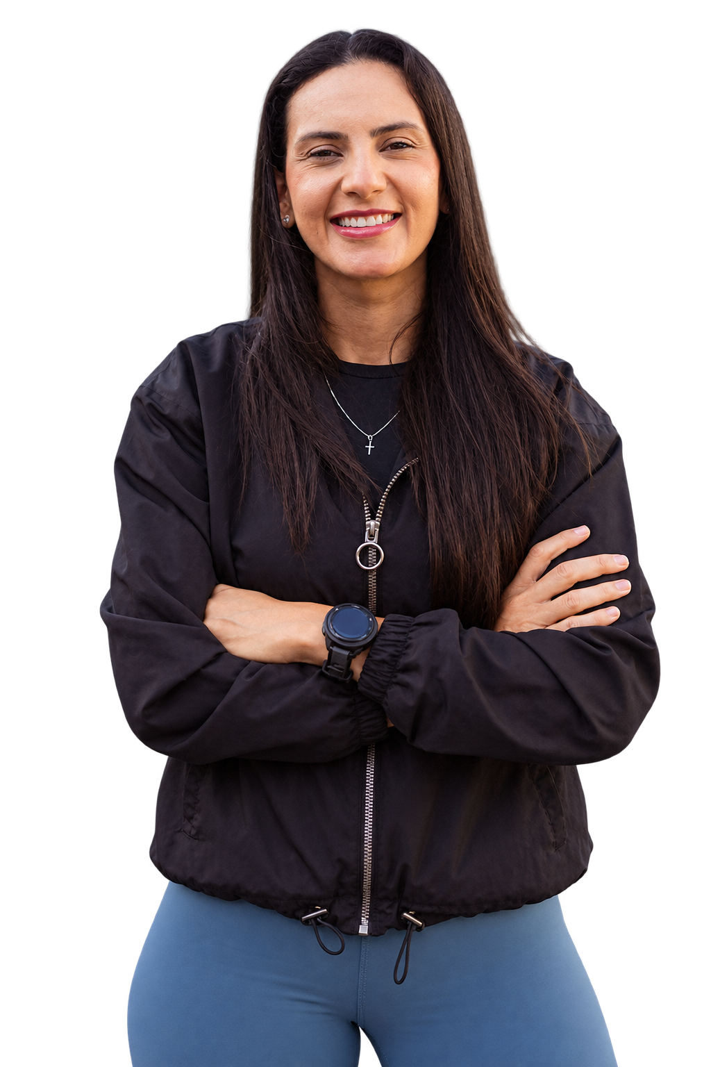 Kamila Rodrigues, personal trainer, sorrindo de braços cruzados