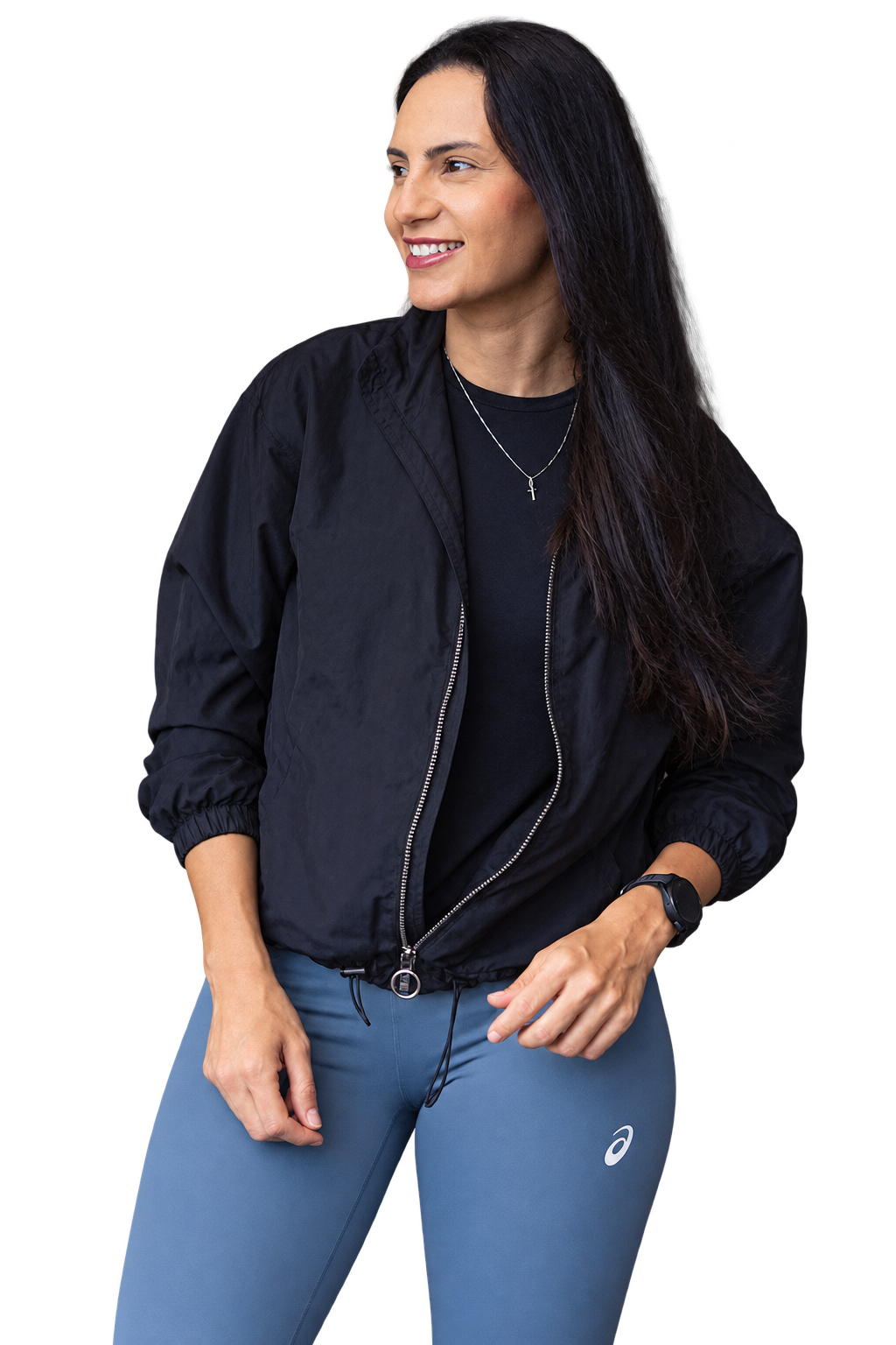 Kamila Rodrigues sorrindo e olhando para o lado